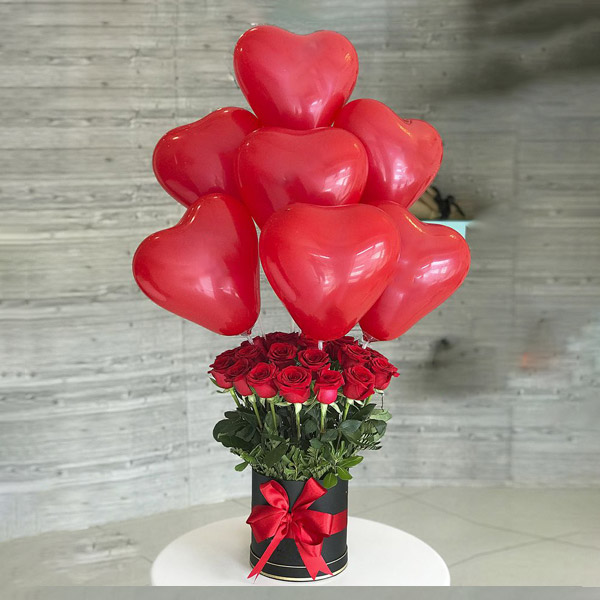 Caja-de-rosas-con-globos-de-corazon