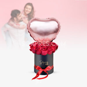 Floristería en Cusco te ofrece esta caja de rosas con globo metálico en forma de corazón