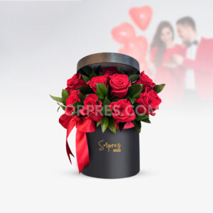 Caja sombrerera con rosas frescas. Ideal para cumpleaños y aniversarios