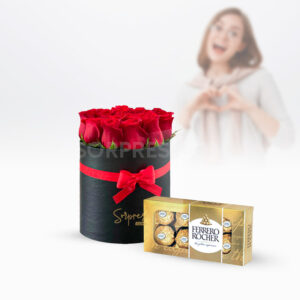 Caja pequeña con rosas frescas y ferrero rocher