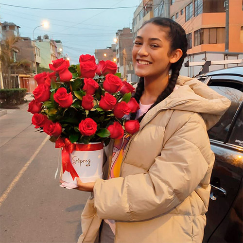 Clienta con una caja de rosas de Sorpres