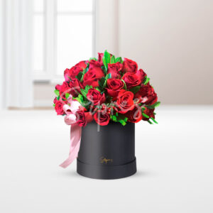 Caja con hermosas y dulces rosas con astromelia. Combinación y armonía de felicidad y amor