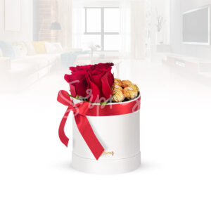Caja de lindas rosas con Ferrero Rocher en una combinación perfecta