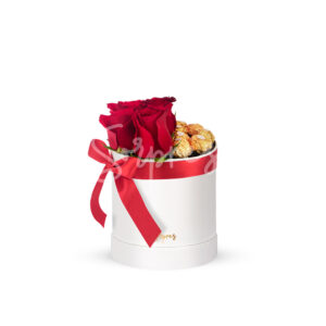 Caja de lindas rosas con Ferrero Rocher en una combinación perfecta