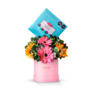 Linda caja de flores con girasoles y gerberas. Acompañado de una caja de chocolates
