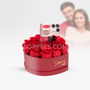 Lindo arreglo floral en caja con rosas y chocolate la Iberica
