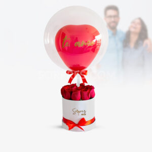 Preciosa caja de rosas con globo burbuja y frase personalizada